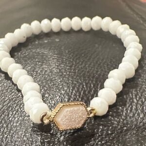 Chic White and Gold Beaded Bracelet